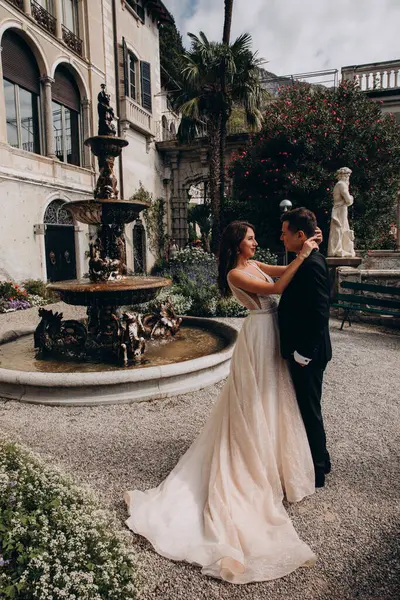 Sarayın önünde genç ve güzel bir çift var.