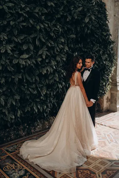 Parkta kucaklaşan genç bir çiftin portresi..                        