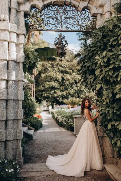 Beyaz gelinlikli güzel gelin eski kasaba caddesinde poz veriyor.                