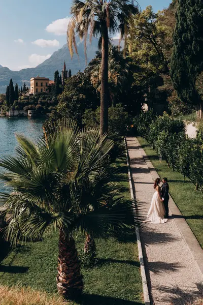 Güzel bir çift göl kenarında poz veriyor.