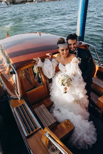 Venedik 'te teknede evlenen genç ve güzel bir çift.             