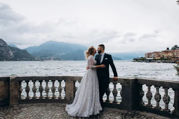 Güzel göl kenarında poz veren zarif genç bir çift.          