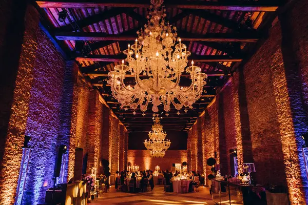 Zarif restoran içinde düğün resepsiyonu için güzel bir masa.         