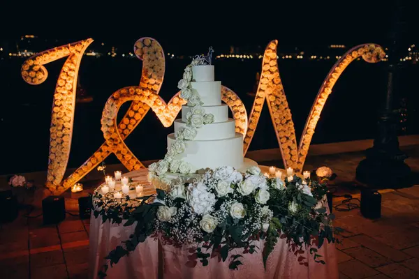 Güllü ve mumlu güzel düğün pastası