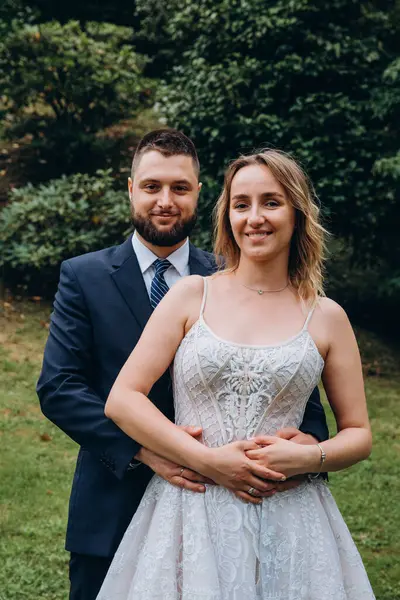 Parkta kucaklaşan genç bir çiftin portresi..                        