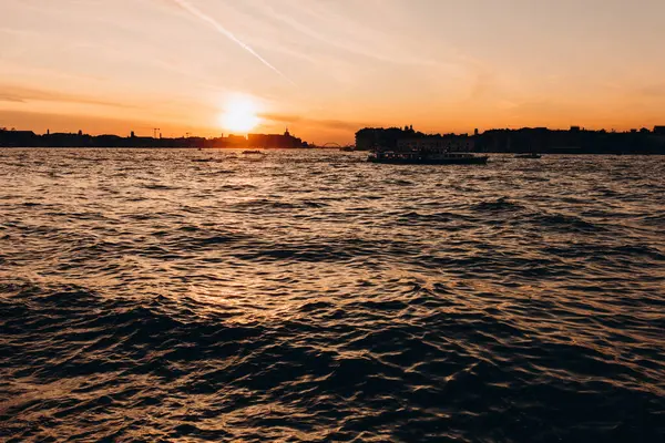 Venedik şehri gün batımında çok güzel parlıyor..