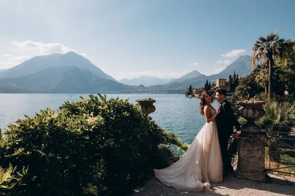 Güzel göl kenarında poz veren zarif genç bir çift.          