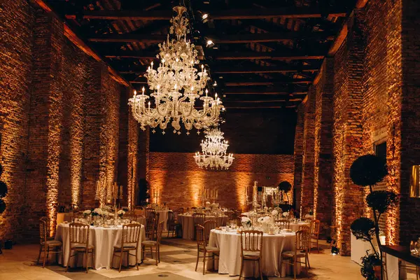 Zarif restoran içinde düğün resepsiyonu için güzel bir masa.         