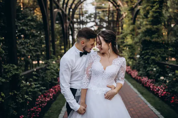 Parkta yürüyen genç bir çiftin portresi..                       