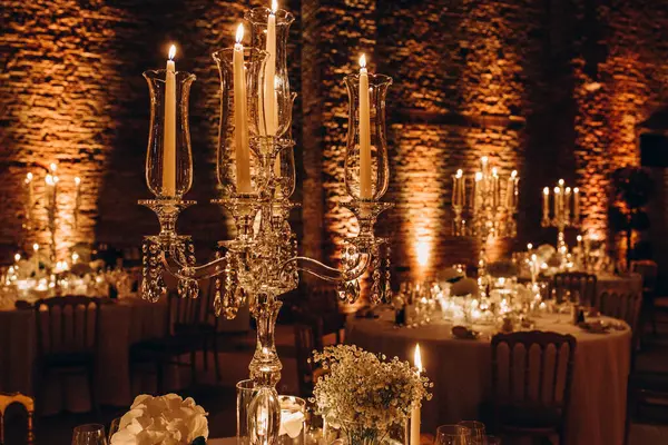 Zarif restoran içinde düğün resepsiyonu için güzel bir masa.         