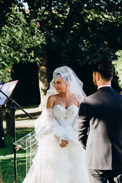 Parkta poz veren genç bir çiftin portresi..               