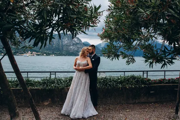 Güzel göl kenarında poz veren zarif genç bir çift.          