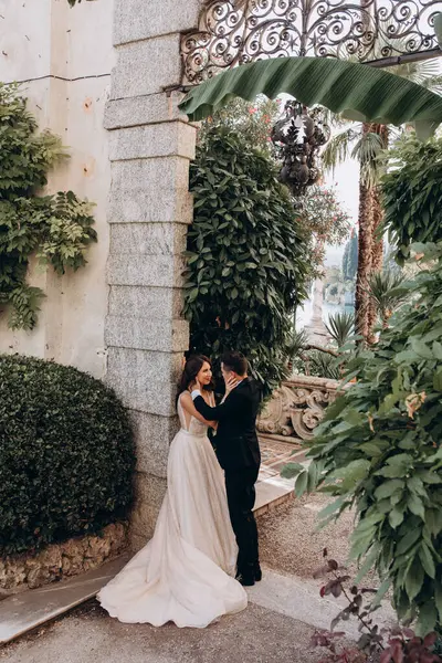 Güzel, mutlu, genç bir çift eski şehrin sokaklarında poz veriyor.           