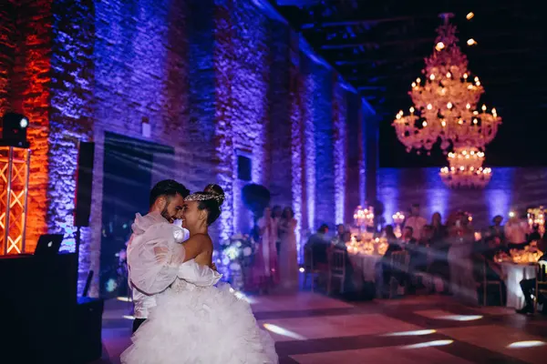 Düğünde dans eden mutlu gelin ve damat.             