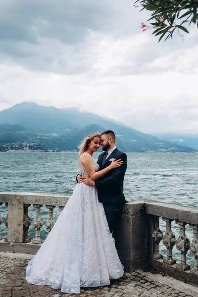 Güzel göl kenarında poz veren zarif genç bir çift.          