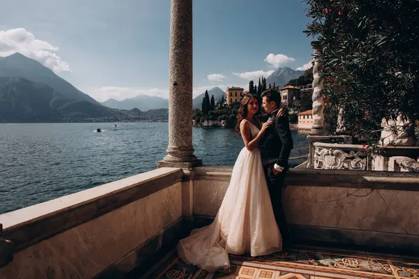 Güzel göl kenarında poz veren zarif genç bir çift.          