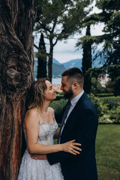 Parkta kucaklaşan genç bir çiftin portresi..                        