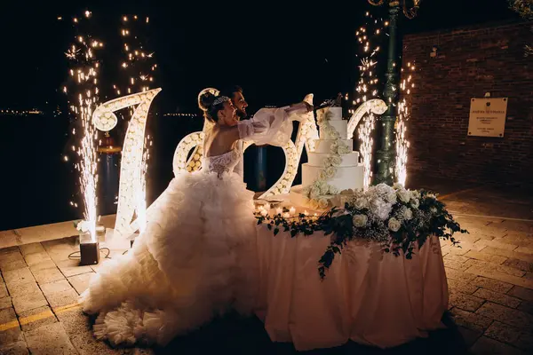 Düğün töreninde pasta kesen mutlu gelin ve damat    