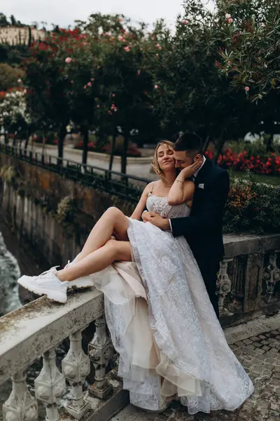 Parkta kucaklaşan genç bir çiftin portresi..                        