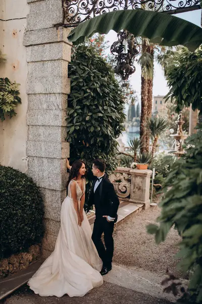 Güzel, mutlu, genç bir çift eski şehrin sokaklarında poz veriyor.           