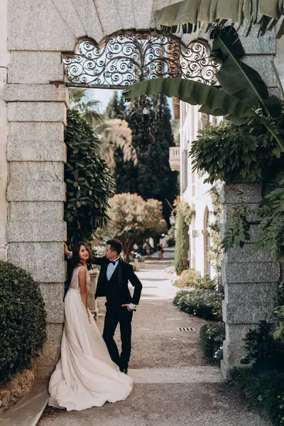 Güzel, mutlu, genç bir çift düğün günlerinde birbirine aşık.            