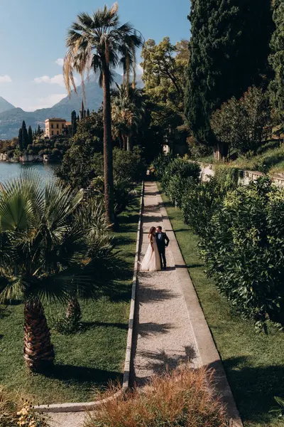 Gelin ve damat parkta bir düğün yürüyüşünde.  