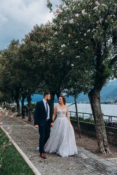 Güzel göl kenarında poz veren zarif genç bir çift.          