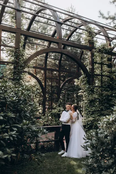 Parkta kucaklaşan genç bir çiftin portresi..                        