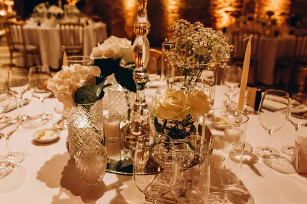 Zarif restoran içinde düğün resepsiyonu için güzel bir masa.         