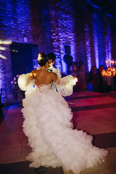 Düğün töreninde dans eden mutlu gelin ve damat 