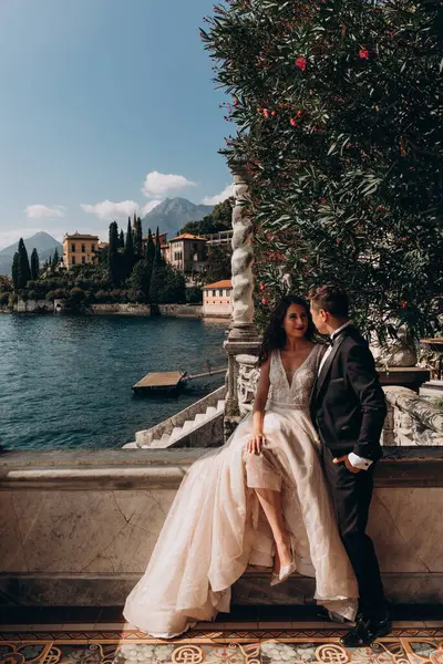 Göl kıyısında birbirine aşık bir çift. 