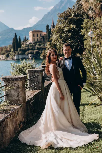 Güzel göl kenarında poz veren zarif genç bir çift.          