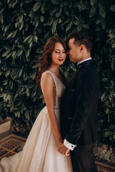 Parkta poz veren genç bir çiftin portresi..               