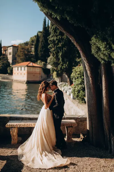 Birbirlerine aşık genç bir çift göl kıyısında kucaklaşıyorlar..