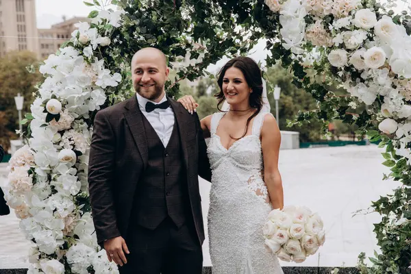 Parkta poz veren genç bir çiftin portresi..               