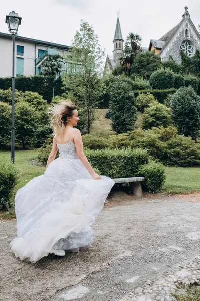 Güzel genç gelin parkta yürüyor.