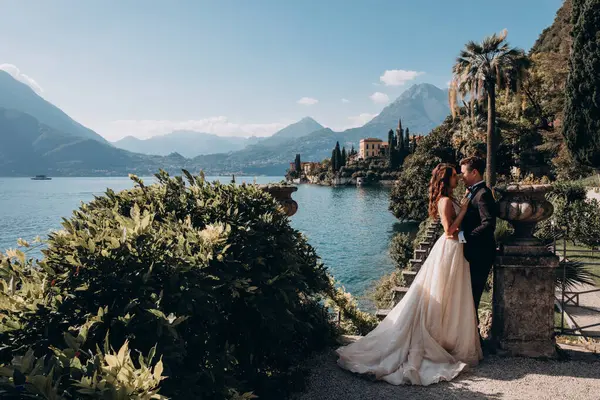 Düğün çifti göl kıyısında poz veriyor