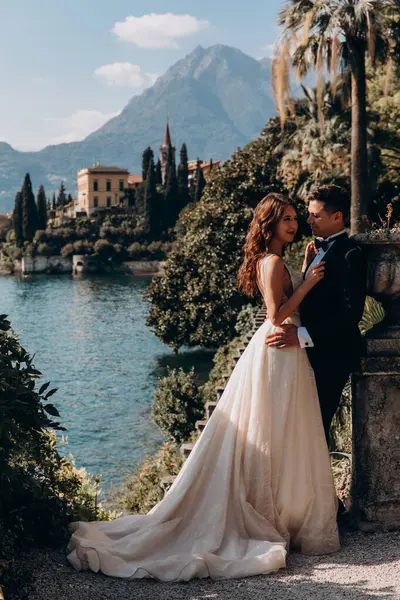 Güzel göl kenarında poz veren zarif genç bir çift.          