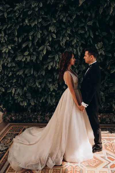 Parkta poz veren genç bir çiftin portresi..               