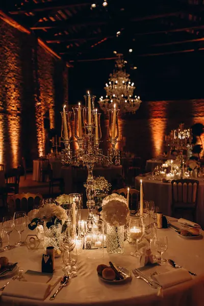 Zarif restoran içinde düğün resepsiyonu için güzel bir masa.         