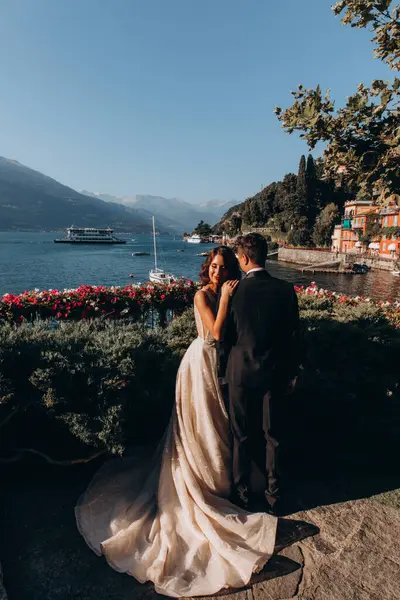 Gelin ve damat dağların ve gölün arka planında 