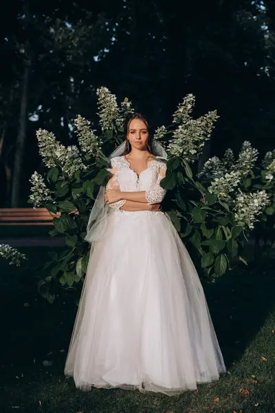 Parkta poz veren gelinlik içinde güzel bir gelin..          