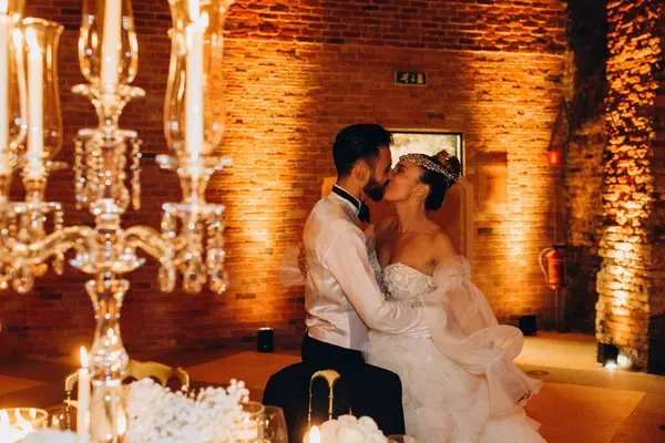 Düğünde dans eden mutlu gelin ve damat.             