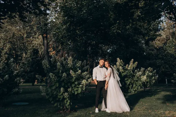 Parkta poz veren genç bir çiftin portresi..               