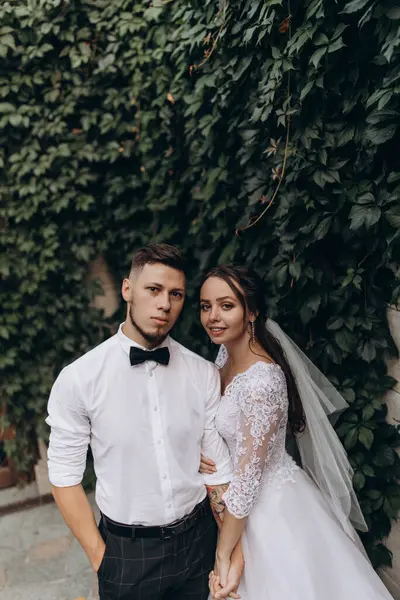 Parkta poz veren genç bir çiftin portresi..               