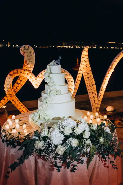 Güllü ve mumlu güzel düğün pastası