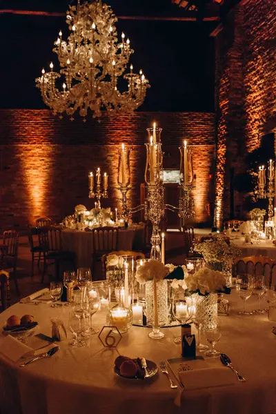 Zarif restoran içinde düğün resepsiyonu için güzel bir masa.         