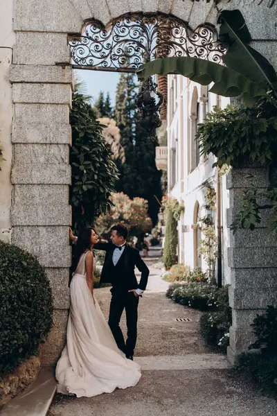 Güzel, mutlu, genç bir çift eski şehrin sokaklarında poz veriyor.           