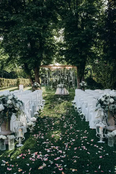 Parkta güzel bir düğün töreni.