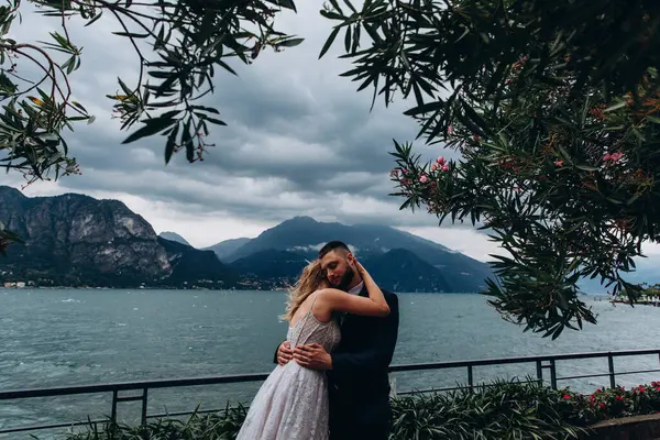 Genç ve mutlu bir çift göl kenarında poz veriyor. 